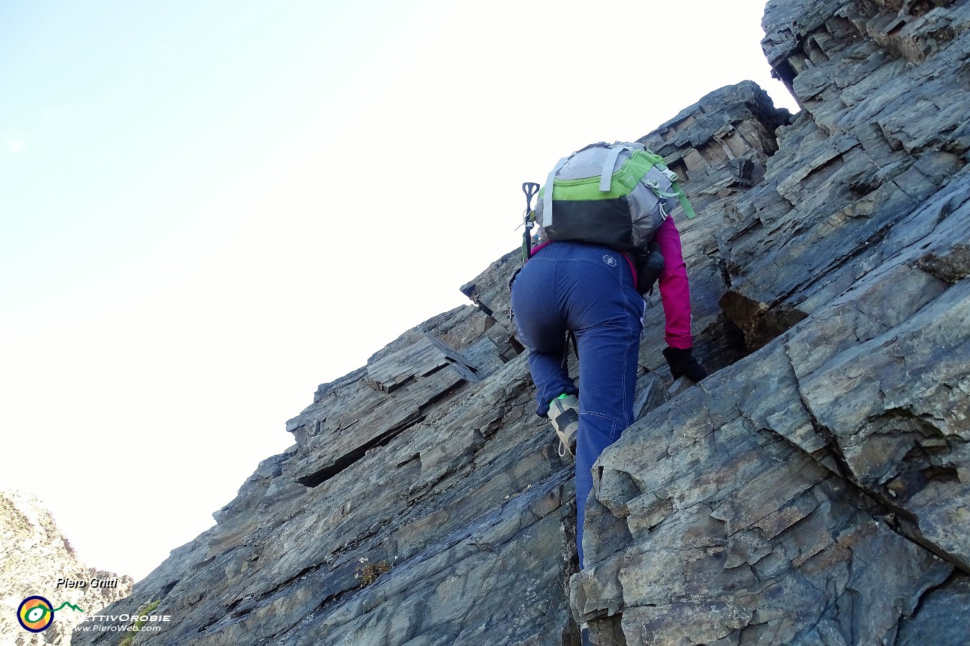 09 Salendo l'impegnativa cresta nord del Pizzo di Redorta.JPG